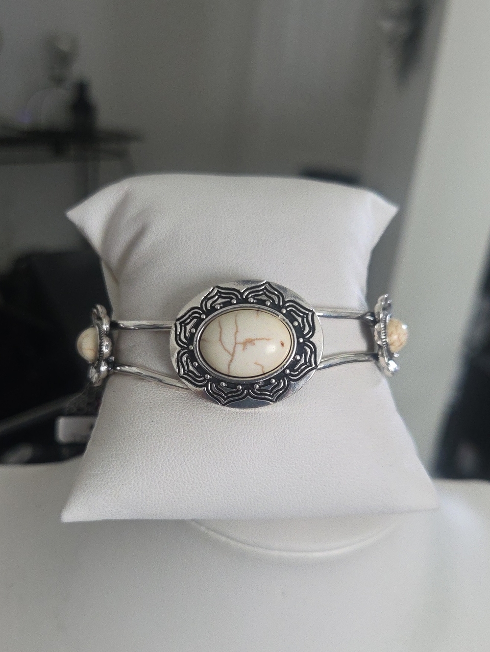 Paparazzi Desert Eden White Bracelet NWT